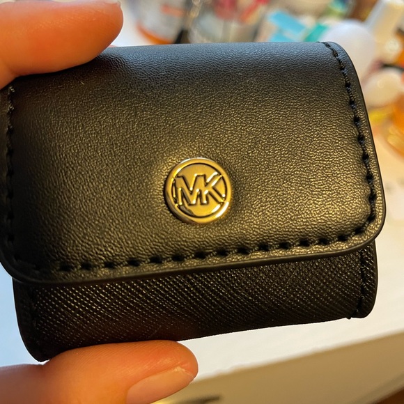 NEW Michael Kors AirPods case - Picture 4 of 8